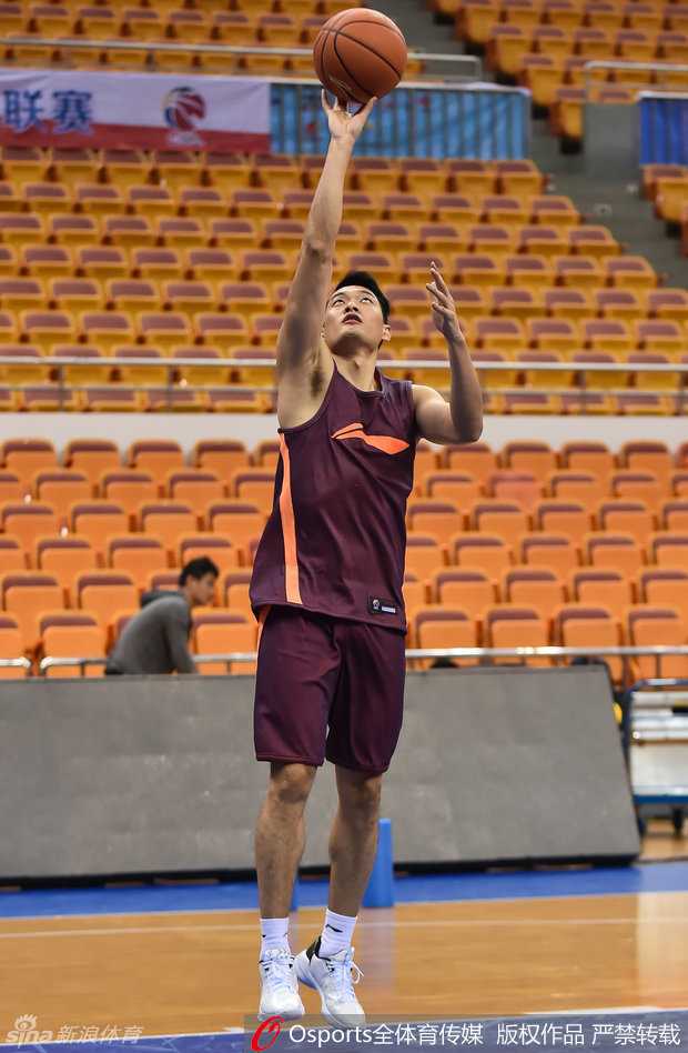 主帅杜锋双手抱胸站在场边，目光严肃地注视着场内训练的广东众将，似乎在思考着新赛季的战术布局和尚未解决的球鞋赞助商问题