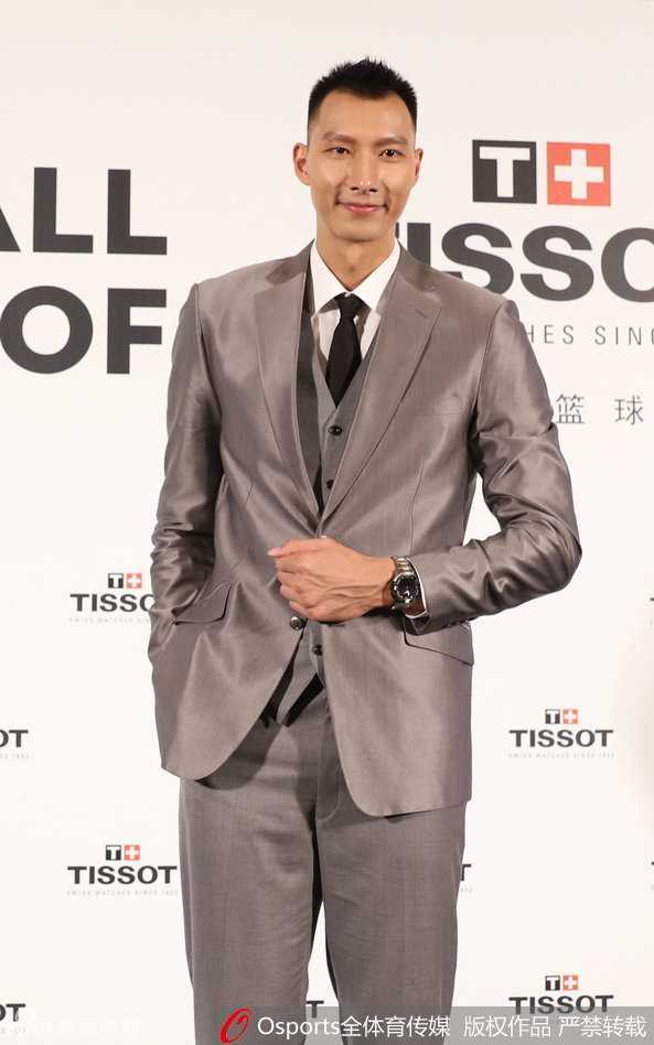 阿联笑傲京华展儒雅风范 忆篮球峥嵘岁月话精准计时 易建联抬手展示腕间的天梭腾智系列太阳能腕表,自信地分享这款腕表的功能,仿佛在谈论一位并肩作战的可靠队友。