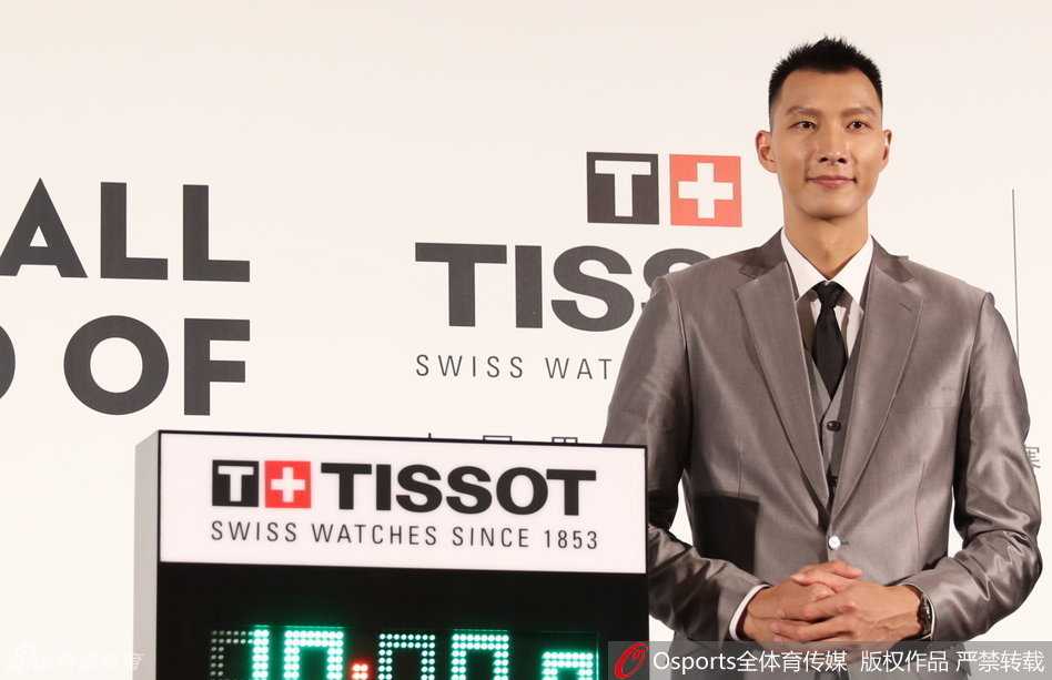 阿联笑傲京华展儒雅风范 忆篮球峥嵘岁月话精准计时 在明亮的发布会现场,阿联手拿麦克风侃侃而谈,侧颜线条硬朗帅气,银色西服映衬下,微笑中带着几分儒雅的书卷气。