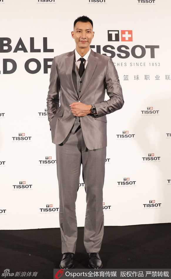 阿联笑傲京华展儒雅风范 忆篮球峥嵘岁月话精准计时 阿联与于嘉、杨毅等同台互动,他轻松潇洒地侧身倾听,不时点头回应,西装剪裁勾勒出挺拔的身形,在众人中显得格外帅气出众。