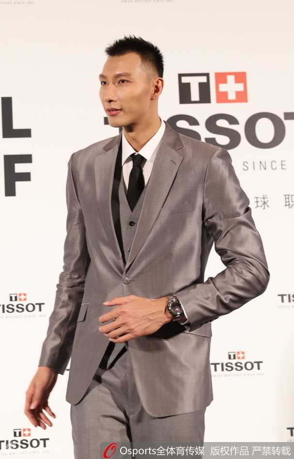 阿联笑傲京华展儒雅风范 忆篮球峥嵘岁月话精准计时 阿联在背景板前驻足留影,眼神深邃地望向远方,挺拔的身姿与闪耀的灯光交织,定格下2015年冬这位篮球先锋的儒雅瞬间。