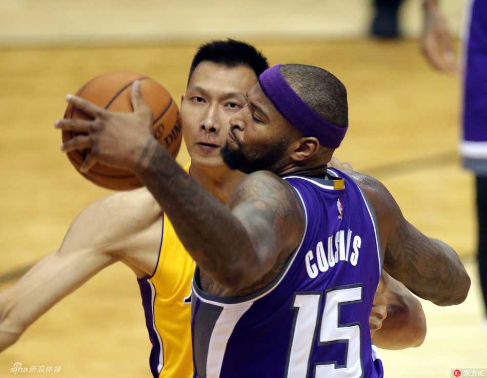 在人群之中，阿联高高跃起，稳稳地将后场篮板球摘入怀中，这一动作标志着他为湖人队做出的第一个实质性贡献，也预示着他在防守端可以信赖。