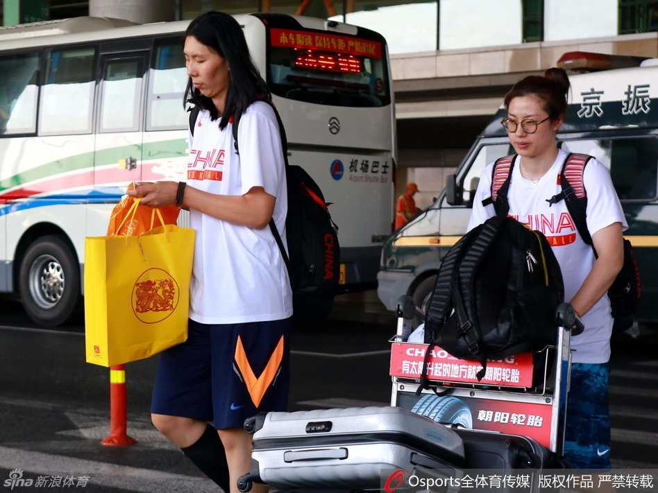 老将陈楠在训练馆中神情专注，她的回归为年轻的中国女篮注入了一剂强心针