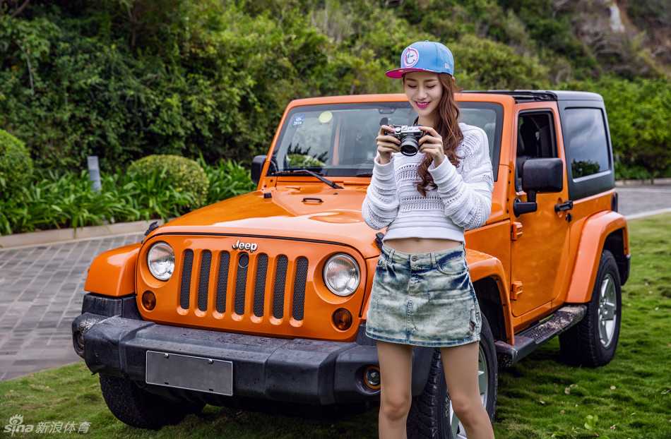 陈露侧身坐在驾驶座上，单手轻抚秀发，眼神坚定地望向前方，仿佛在驾驭自己的人生，驶向充满无限可能的未来。