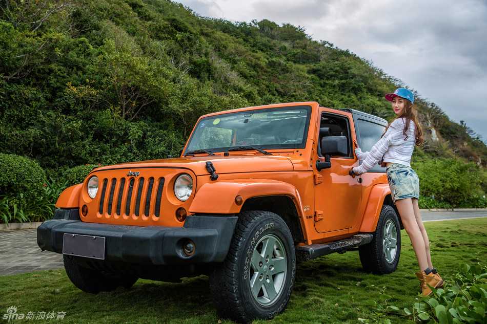 镜头捕捉陈露在海边公路上小跑的动态瞬间，她脸上洋溢着灿烂的笑容，充满活力的马尾随风飘扬，少女感十足。