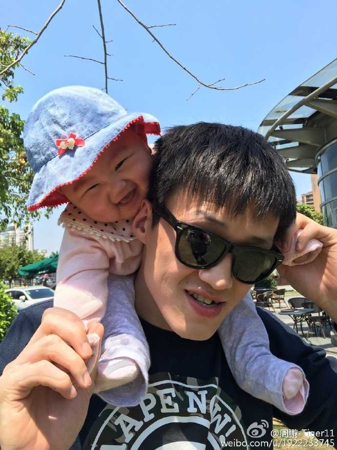 小baby的小手紧紧抓住爸爸的手指，身体前倾，迈出探索世界的步伐，周鹏则弯着腰，小心翼翼地在身后守护，眼神一刻也不曾离开。