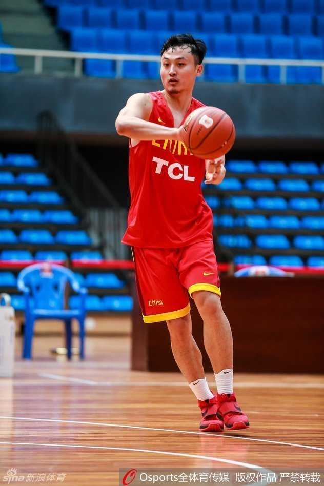 训练中，王汝恒送出一记有力的传球，皮球在空中划过，准确地飞向跑位中的队友。