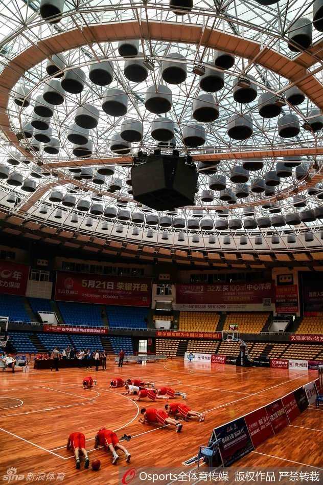 在助教的密切关注和指导下，国奥队员们正在进行基础的传球配合训练，每一个动作都力求标准。