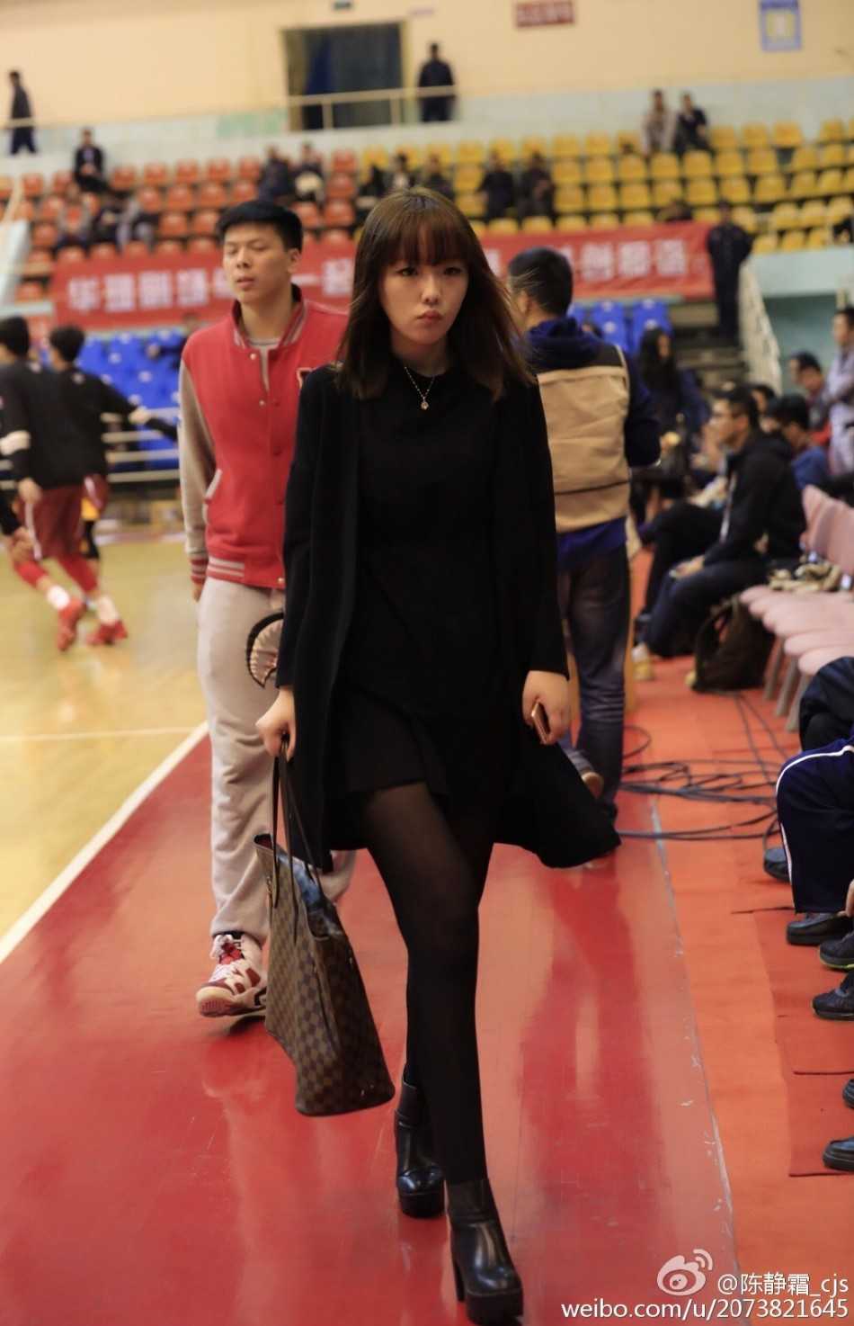 摄影师抓拍到女球迷的特写镜头，她五官精致，眼神专注地盯着赛场方向，脸上洋溢着为球队加油的兴奋表情。