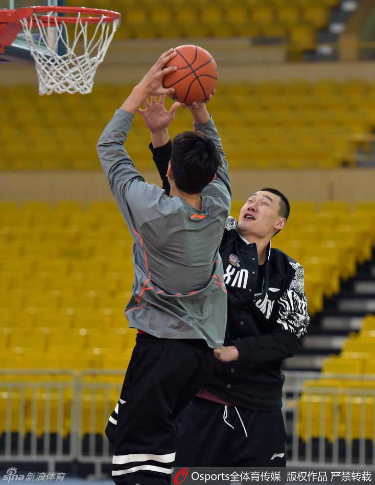 绰号“焦作勒布朗”的李根在底角进行着枯燥而重复的投篮训练。皮球划过一道完美的弧线穿心而过，他嘴角上扬，露出标志性的大笑，这笑容里既有对训练效果的满意，也透着攻坚时刻“中国坦克”的十足自信。