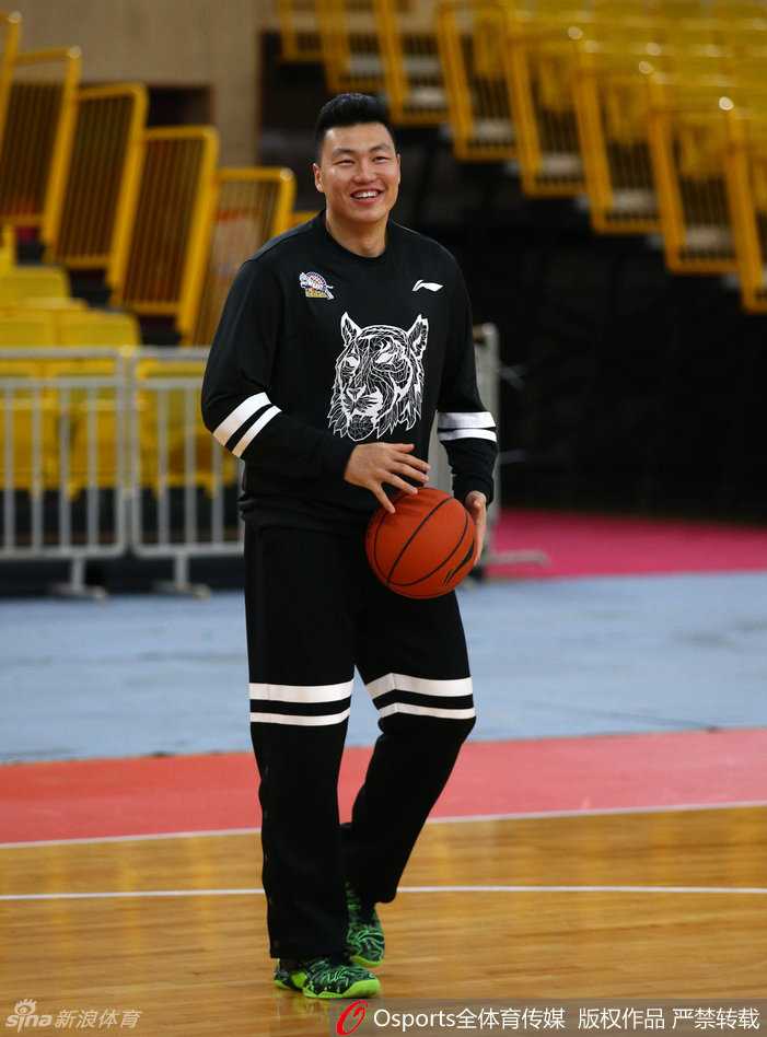 训练尾声，李根依然留在场上加练投篮。汗水浸湿了他的球衣，但他的出手依然稳定而自信。在这片空旷的场地上，他正用自己的努力，一球一球地雕刻着通往总冠军的道路。