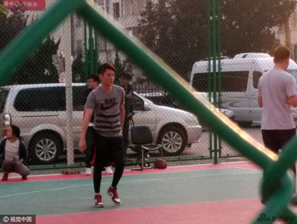 霍建华青岛球场挥汗 老干部变身“霍川枫”展矫健身手 篮球应声入网的瞬间,霍建华落地后神情笃定,仿佛这一刻的得分早在预料之中,举手投足皆是挥洒自如的王者风范。