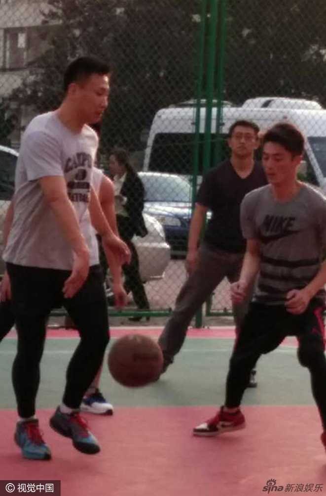 霍建华青岛球场挥汗 老干部变身“霍川枫”展矫健身手 人群中霍建华运球穿梭,手臂肌肉线条紧实有力,即便在密集防守中也从容地寻找着那一线突破的曙光。