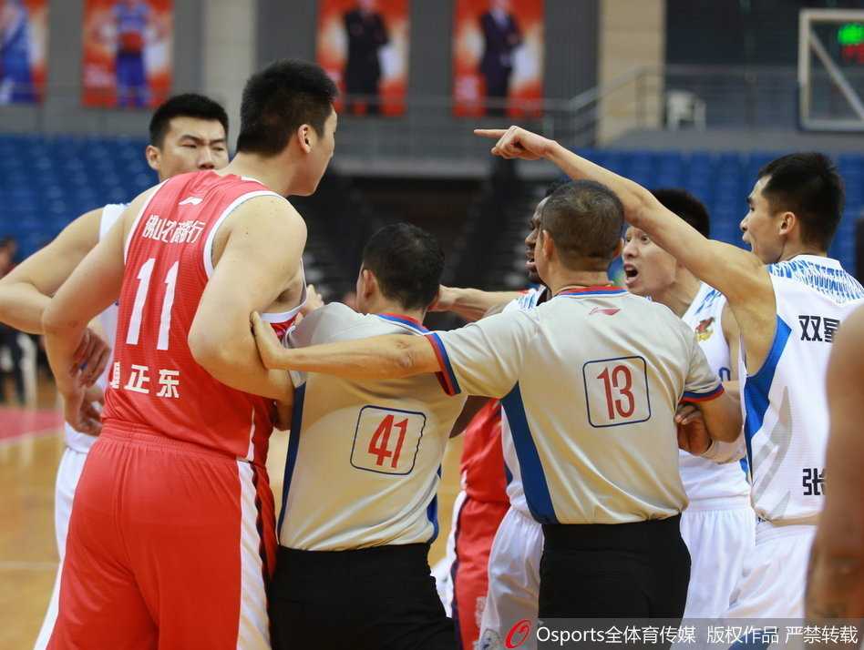 冲突发生后，多名现场工作人员和裁判迅速围拢过来，他们组成人墙，尽力将情绪激动的布朗与其他人隔开，场面一度十分混乱。