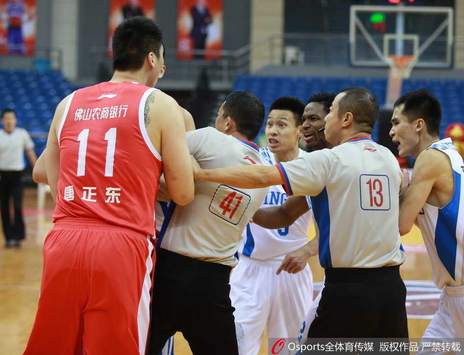 长长的广告牌被掀翻在地，原本整齐排列的机械装置此刻东倒西歪，线缆和支架裸露在外，一片狼藉的景象令人震惊。