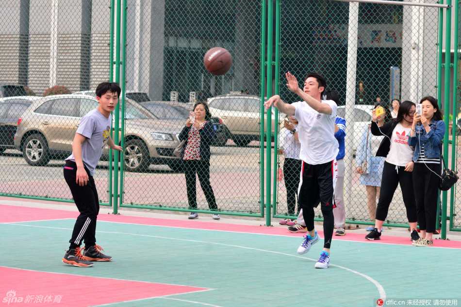 霍建华落地后，不顾场上的激战正酣，旁若无人地弯下腰仔细系紧松开的鞋带，这个瞬间充满了生活化的真实感。