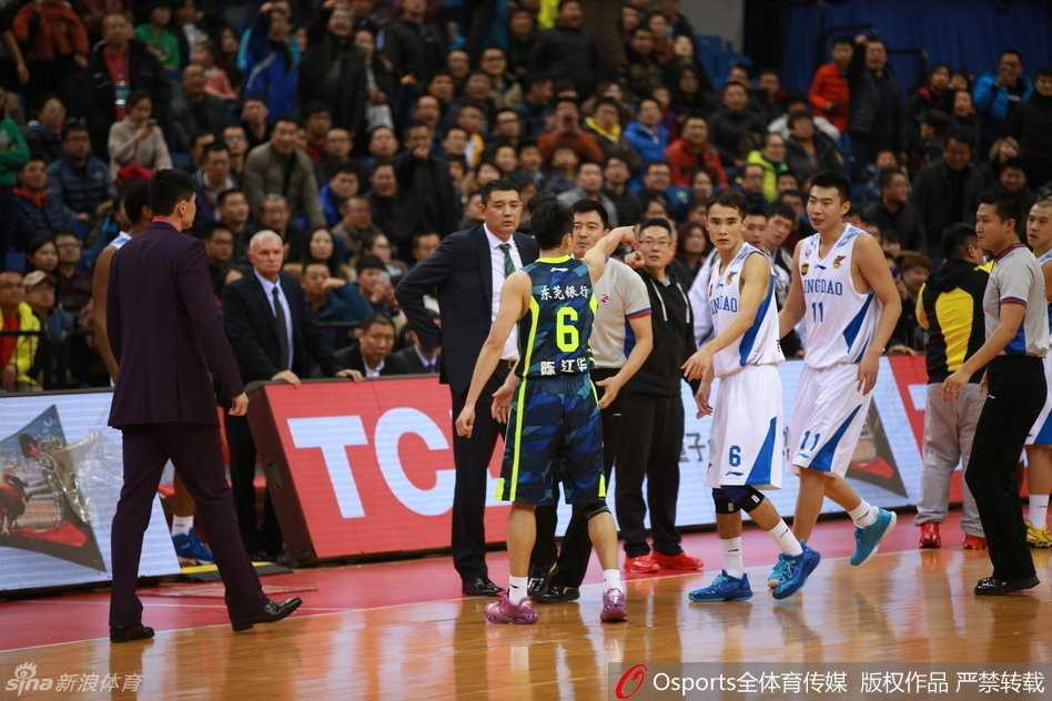 陈江华怒目圆睁，试图挣脱队友和裁判的阻拦冲向吉布森，他的手臂高高抬起，指向对手，周围的空气仿佛都因他的怒火而凝固。