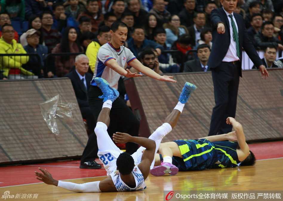 周鹏挺身而出，用自己的胸膛顶住吉布森，为队友陈江华出头，两人面部几乎贴在一起，剑拔弩张的对峙让紧张气氛升至顶点。