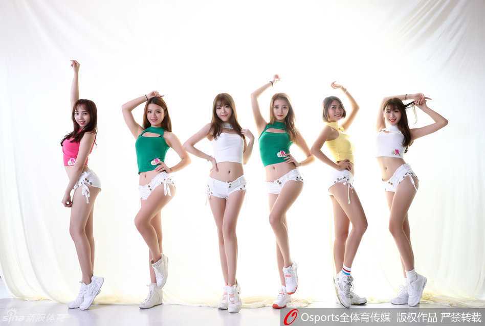 青春热力点燃赛场——广东宏远啦啦队新赛季写真故事 啦啦队全员身穿新赛季活力运动装,在篮球馆台阶上错落而立,明媚笑容仿佛能驱散所有阴霾,青春气息扑面而来。