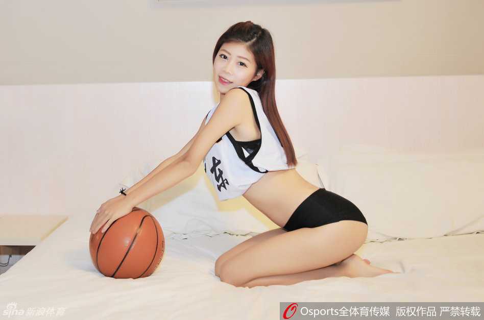 随着音乐节奏加快，宝贝们尽情舞动长发，展现出狂野热辣的一面，高开叉的短裙设计让她们的大长腿展露无遗，力量与美感在这一刻完美融合。