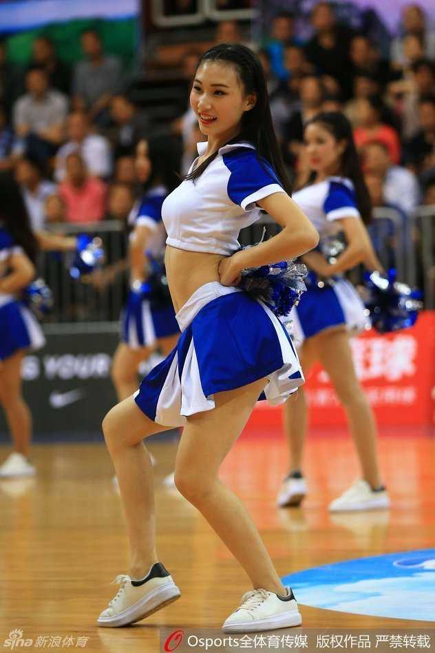 篮球宝贝们身着靓丽服装，在聚光灯下展现出整齐划一、极具感染力的舞蹈动作