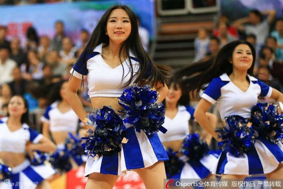 在灯光照耀下，篮球宝贝的队形变换整齐优美，展现出专业舞者的素养和团队精神