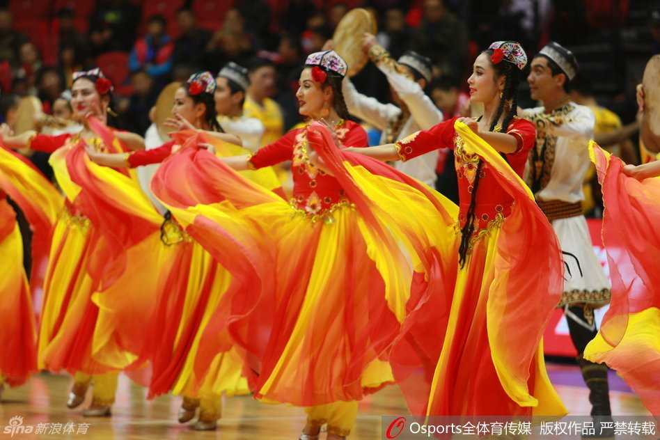 青春舞动赛场:揭秘CBA啦啦队的力与美 一位身材高挑的啦啦宝贝在聚光灯下 solo 表演,她回眸的瞬间眼神灵动迷人,飞扬的发丝与动感的舞步相得益彰,尽显女神风范。