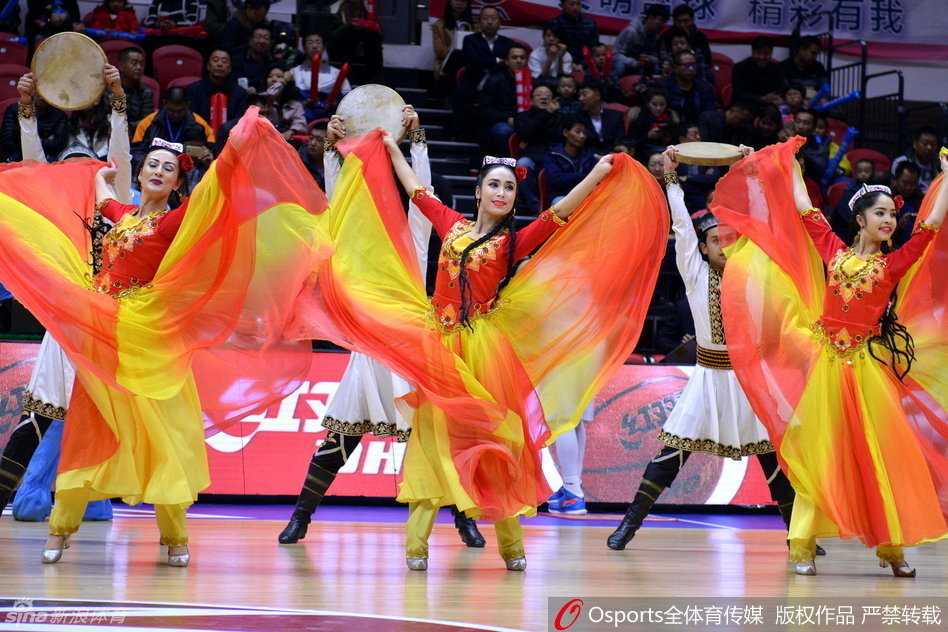 青春舞动赛场:揭秘CBA啦啦队的力与美 中场休息时,啦啦队员们手持彩色花球摆出充满朝气的队形,她们脸上洋溢着灿烂的笑容,将体育馆变成欢乐的海洋。