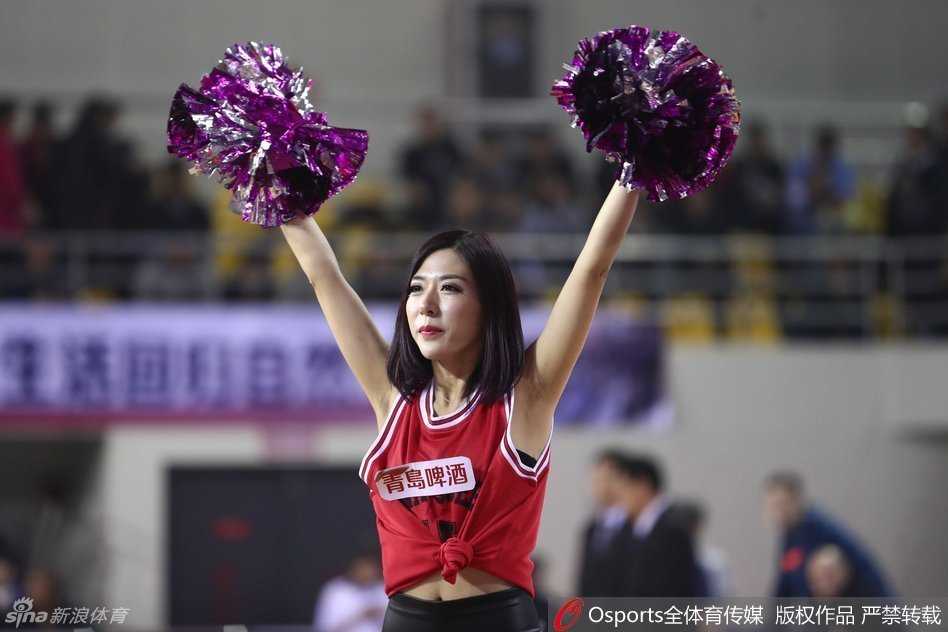 青春舞动赛场:揭秘CBA啦啦队的力与美 比赛中场环节,一位身材火辣的啦啦队员正全情投入地热舞,她修长的美腿和自信的神态成为全场焦点,引得看台上球迷纷纷举起手机拍照。