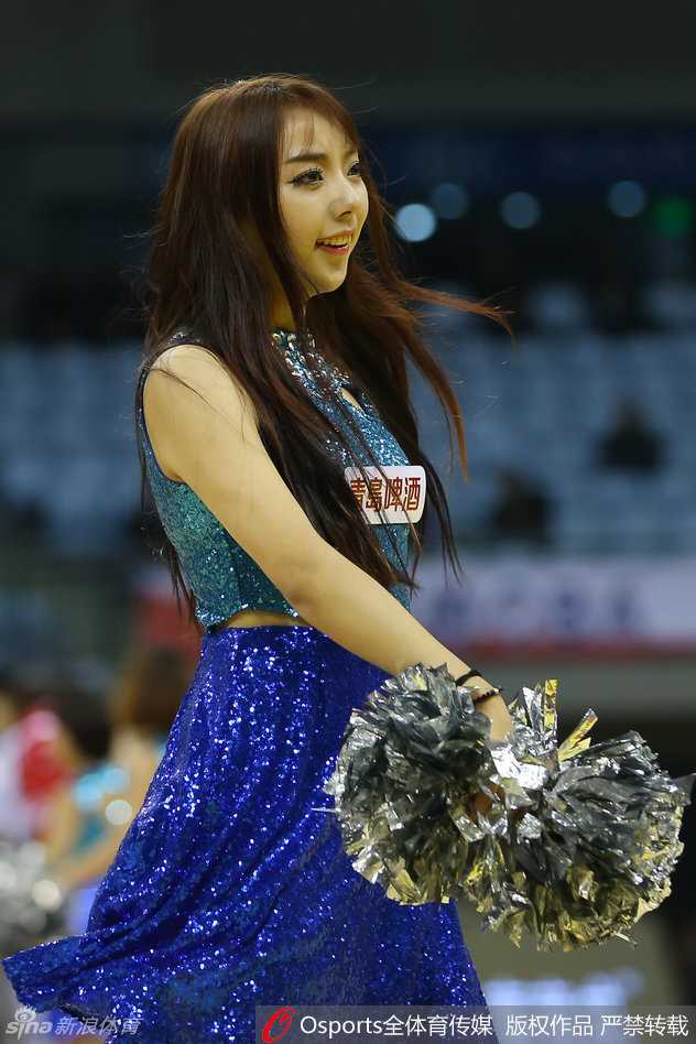 青春舞动闪耀赛场 细数CBA第二十轮啦啦队热力瞬间 两名啦啦队员在场上欢快地跃起,长发随风飘扬,充满节奏感的舞步和飞扬的神采,将现场观众的视线牢牢锁定。
