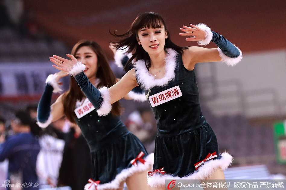 青春舞动闪耀赛场 细数CBA第二十轮啦啦队热力瞬间 一曲终了,女孩们向观众席挥手致意,脸上带着酣畅淋漓后的绯红,自信与美丽在她们身上展现得淋漓尽致,赢得全场雷鸣般的掌声。