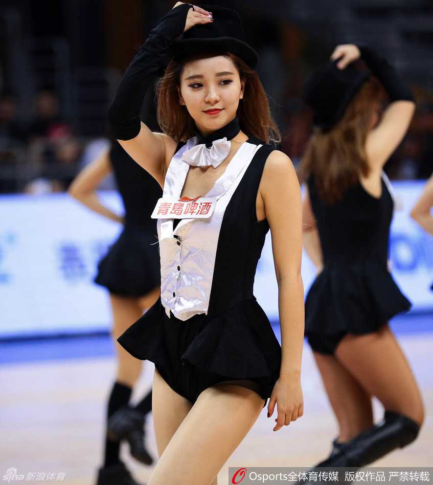 青春舞动闪耀赛场 细数CBA第二十轮啦啦队热力瞬间 表演进入高潮,队员们排列成整齐的队形,手中的花球高高抛起,在空中划出无数道绚丽的弧线,仿佛下起了一场金色的雨。