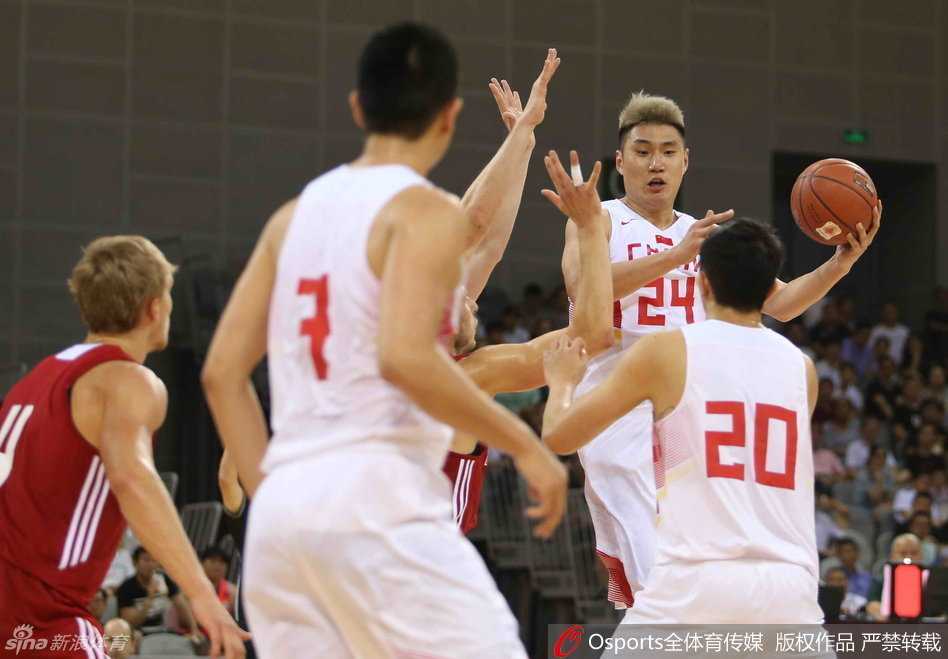 常林在篮下凭借强壮的身体卡住位置，高高跃起准备摘下关键的防守篮板。