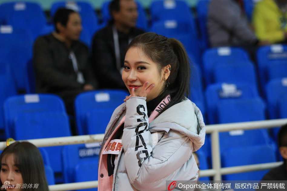 青春风暴席卷篮下:CBA篮球宝贝的力与美 比赛暂停期间,篮球宝贝迅速登场维持热度,动感舞步让球场气氛持续高涨