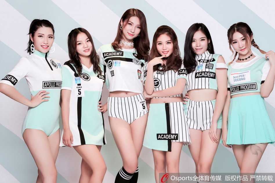 广厦篮球宝贝身着青粉色短裙，像夏日里的青柠薄荷糖，对着镜头露出甜美又略带羞涩的微笑，青春气息扑面而来。