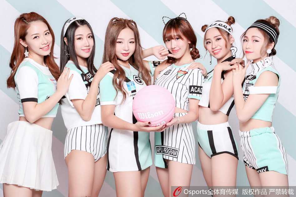 特写镜头下，女孩脸上贴着亮片，汗水微微打湿了发梢，但嘴角上扬的弧度依然灿烂，这一刻的美丽无关妆容，只关乎全力以赴的热爱。