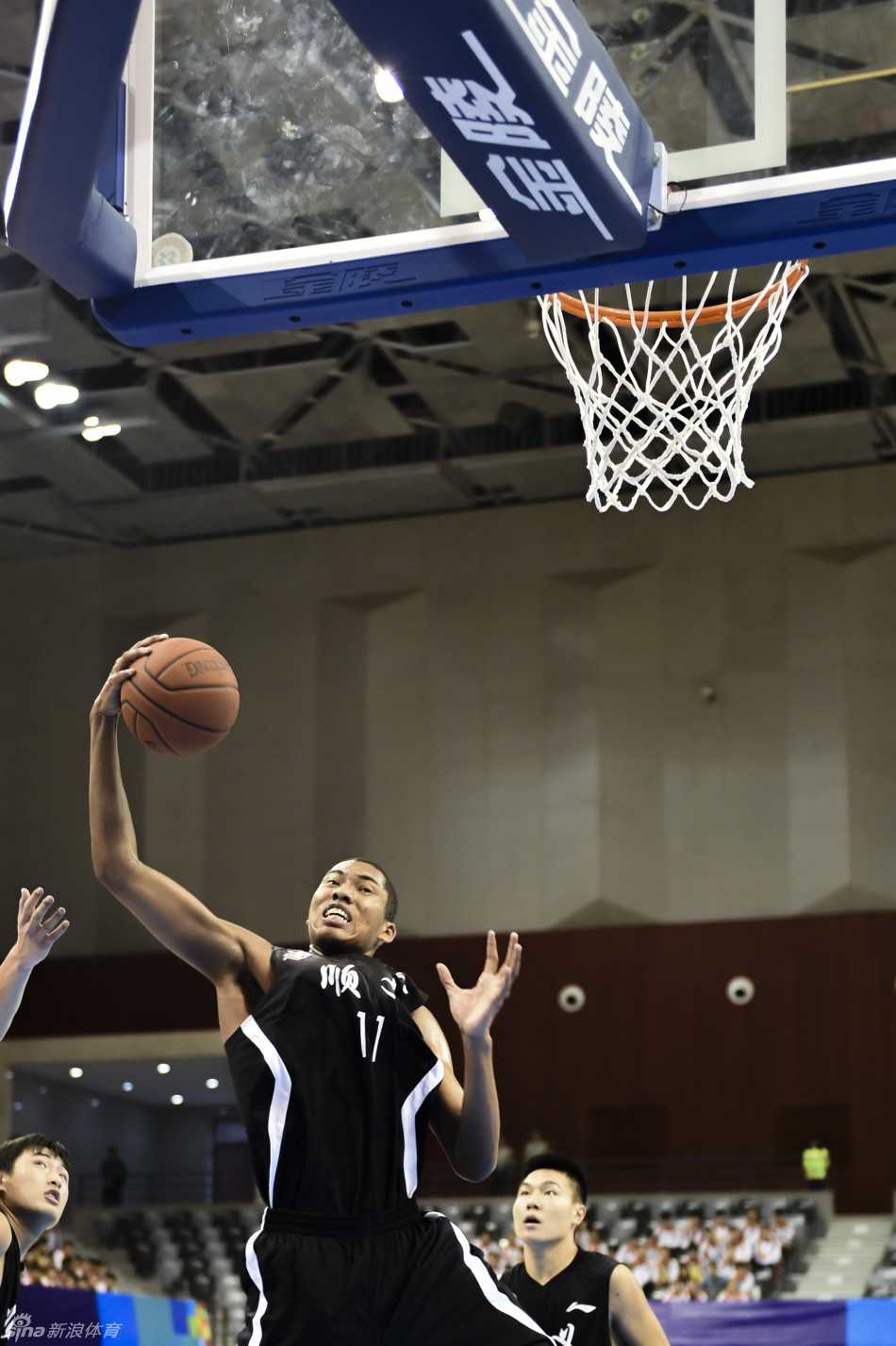丘天在青运村的宿舍里，与队友们围坐在电视机前，神情专注地观看比赛录像，画面定格在他们认真研究的侧影上。