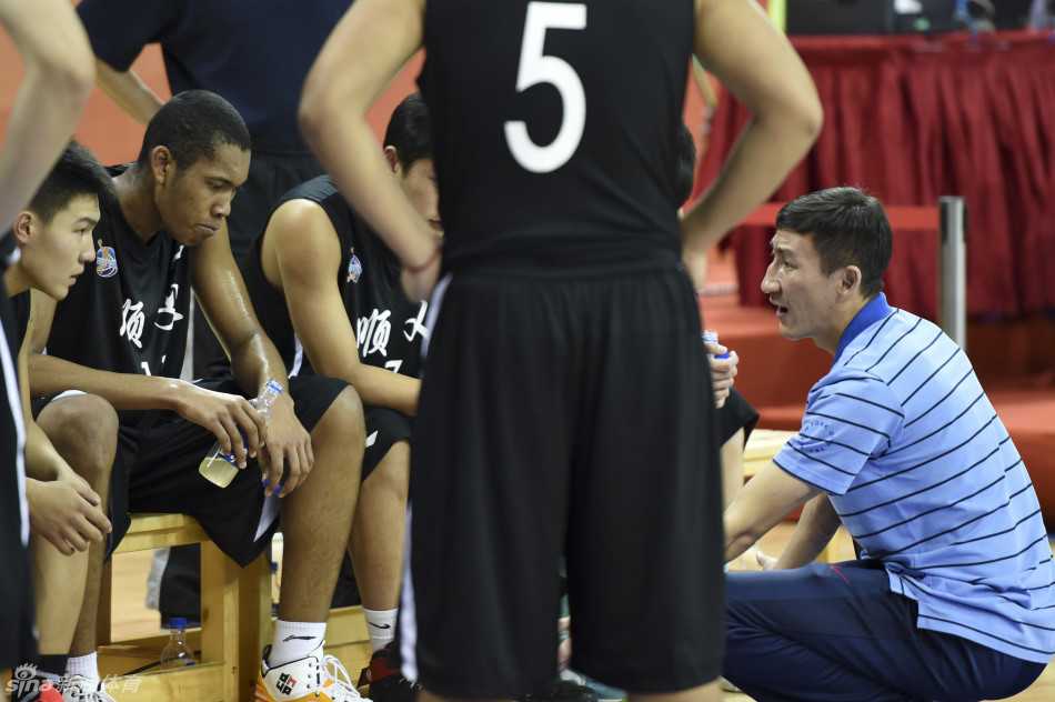 丘天在青运村的宿舍里，与身旁的队友面对面轻松交谈，脸上洋溢着属于年轻人的开朗笑容，氛围融洽。