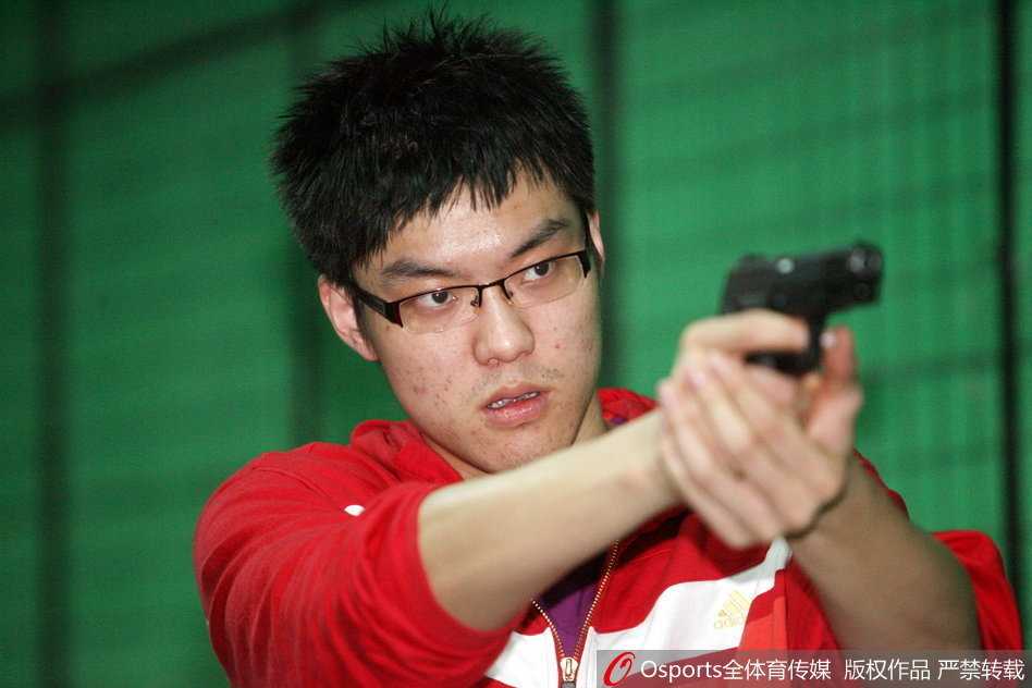 功勋主帅李春江神情专注，手持手枪对准射击目标，周围队员和民警屏息凝视，仿佛在观看一次关键的战术布置