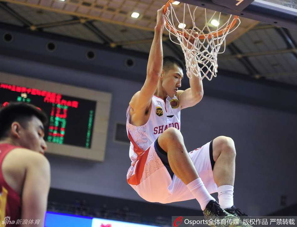 刘晓宇与帕戈中场缠斗，两人为了球权抢作一团，汗水与肌肉碰撞出激烈火花