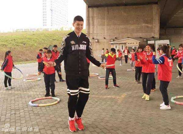 风雨同行,为爱酷跑:西热力江与阿不都的公益征途 西热力江开心地跳着绳,动作轻盈灵活,仿佛一位邻家大男孩,全身心投入到公益活动的快乐氛围中。