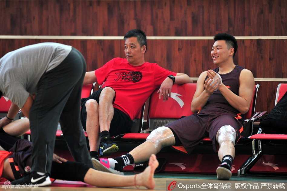 小外援科顿在底角沉着出手，眼神专注而犀利。尽管他在新疆队的时光不算漫长，但那手精准的跳投和对比赛的投入，曾为那支球队的后场提供了重要的火力支援。