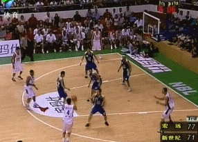 身披国家队战袍的刘晓宇，在快攻中接球后毫不犹豫，面对防守滑翔而起，单手将球狠狠砸进，展现了他巅峰时期舍我其谁的霸气。