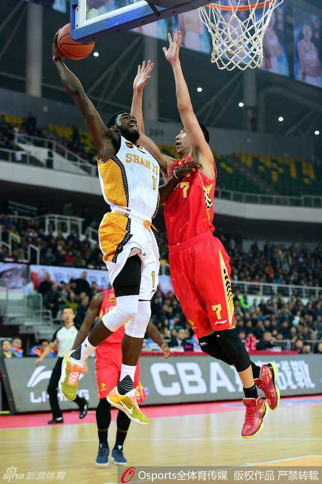 福神飞身暴扣，力劈华山，双手挂框，展现惊人弹跳与核心力量