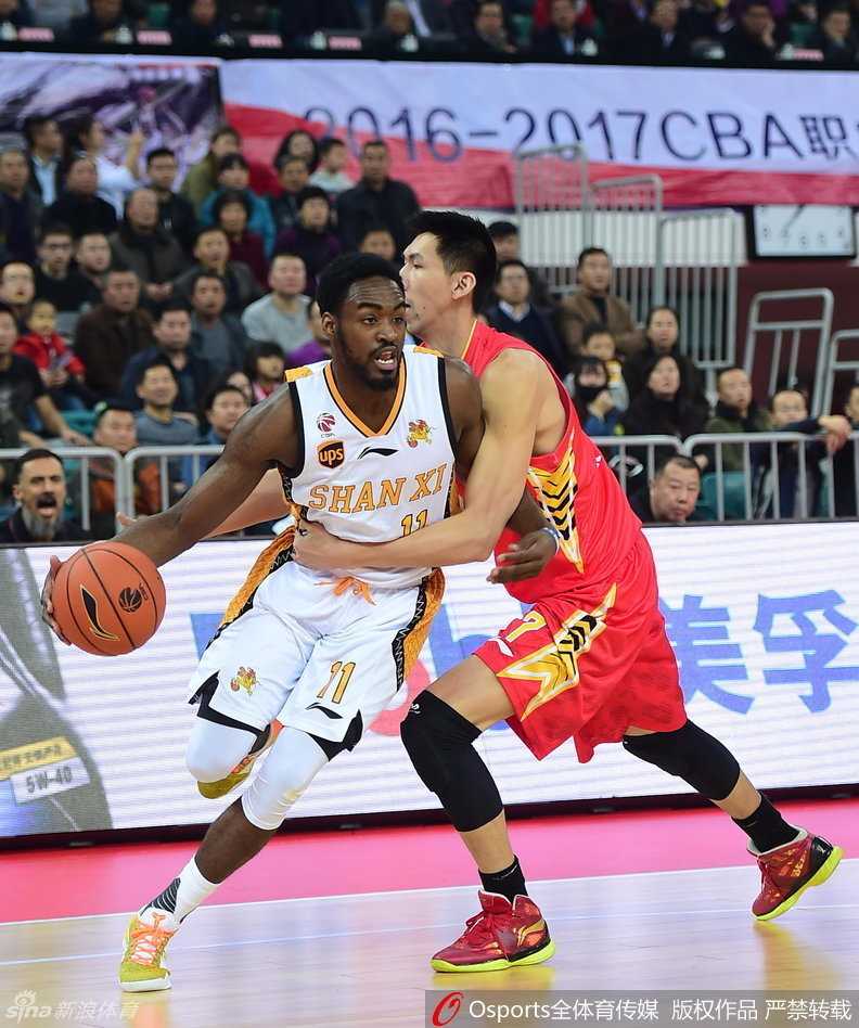 胡雪峰指挥若定，老辣组织撕破防线，眼神犀利，双手稳稳将球传给空切队友