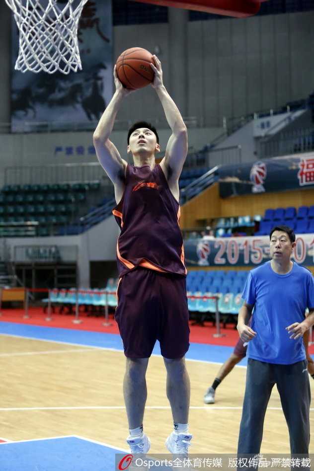 主教练闵鹿蕾双手抱胸，在场边目不转睛地观察着队员们的跑位，时而高声指点，神情严肃而专注。