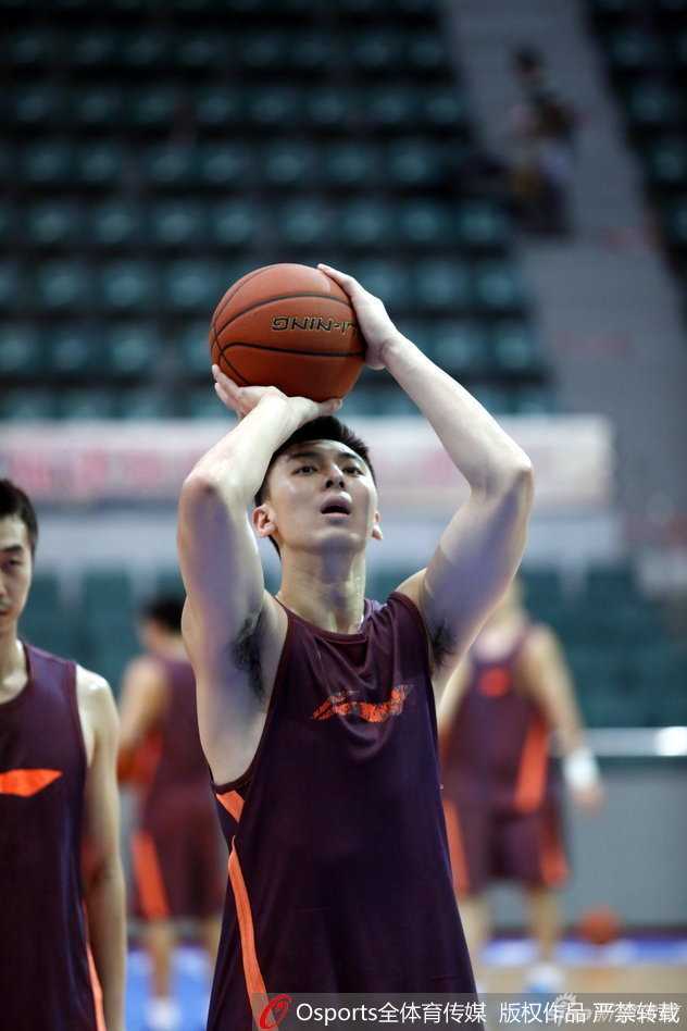 马布里在罚球线前独自加练，篮球空心入网，他神情肃穆，仿佛在实战中寻找着最稳定的出手节奏。