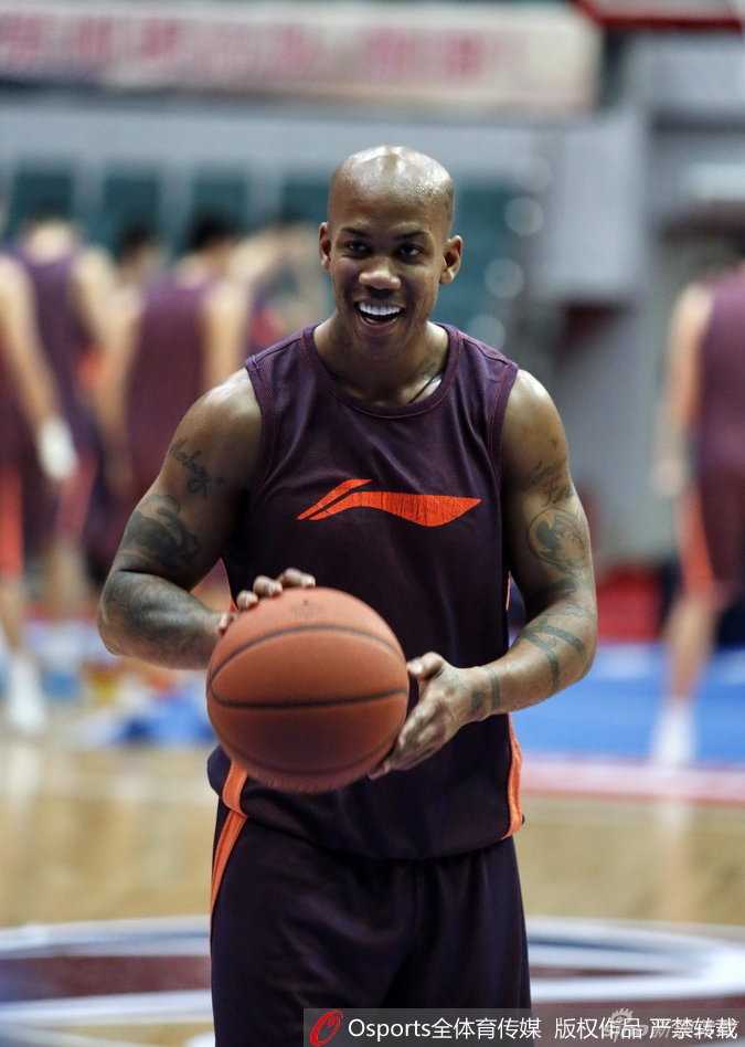 孙悦在罚球线上轻松出手，嘴角带着一丝笑意，心情大好。身后的队友们也沉浸在轻松愉快的训练氛围中。