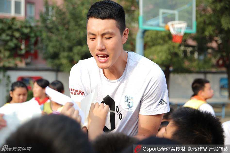 活动结束后北京首钢男篮部分球员与全校师生合影留念，大家紧紧靠在一起，对着镜头竖起大拇指，画面定格在温馨的大团圆时刻