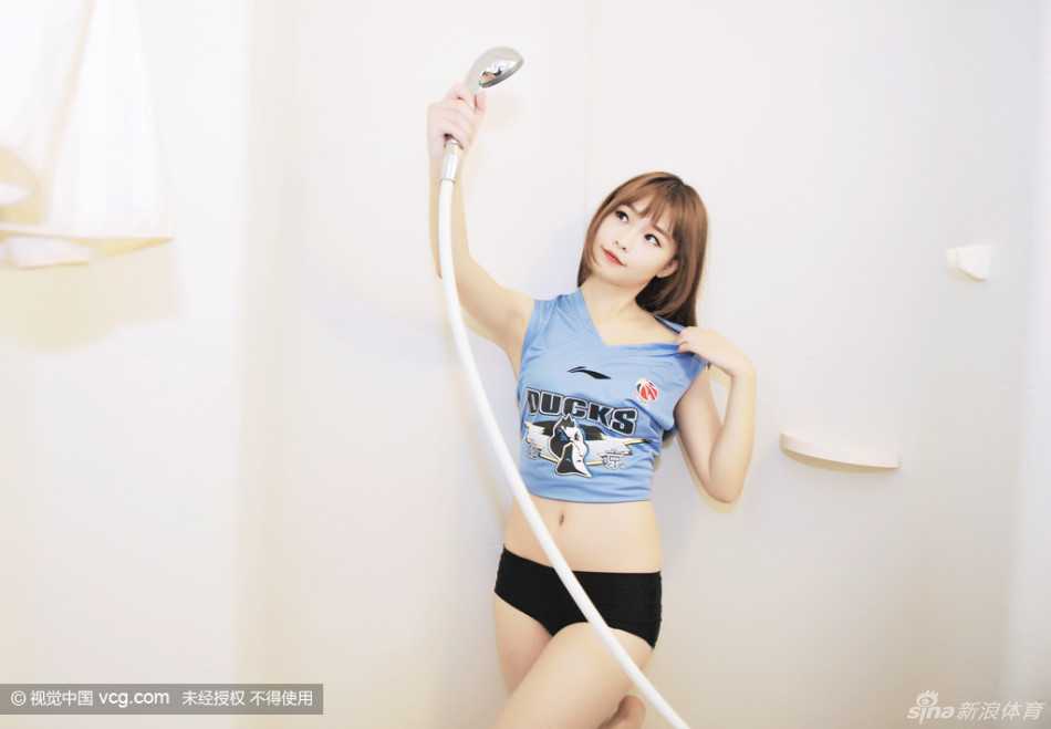 水雾缭绕的浴室中，一位篮球宝贝轻倚洁白墙壁，眼神迷离而坚定，修长的美腿在柔光下显得格外白皙，仿佛在用无声的美丽为心中的英雄们积蓄力量。